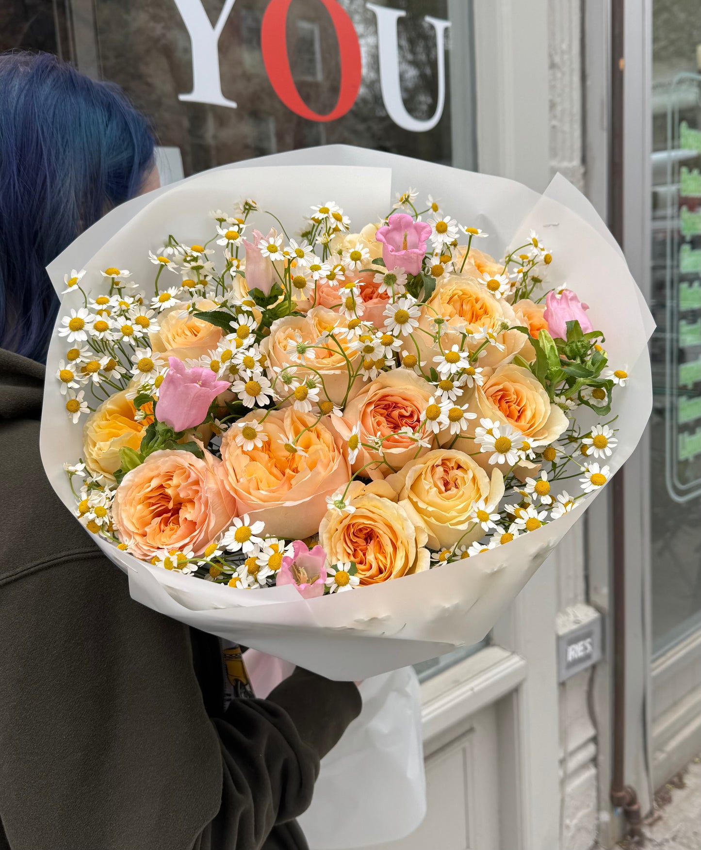 “Flower chime” bouquet ( cream garden roses, chamomiles, campanula )