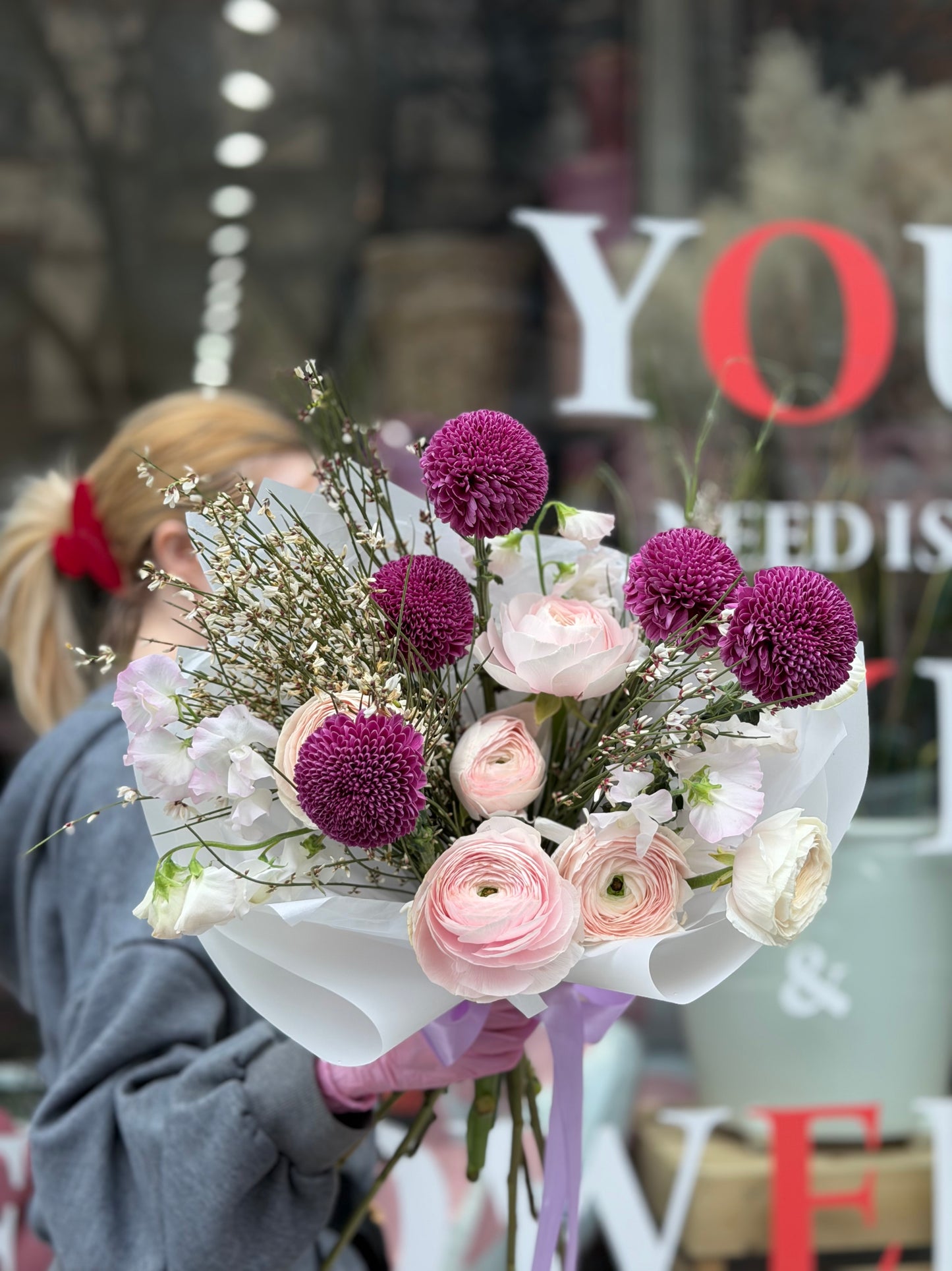 “Wild message” Bouquet (ranunculus, chrysanthemum, sweet pea, Genista)