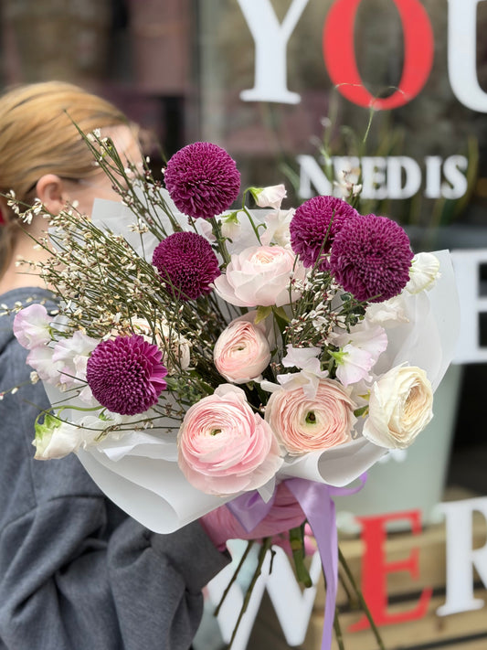 “Wild message” Bouquet (ranunculus, chrysanthemum, sweet pea, Genista)