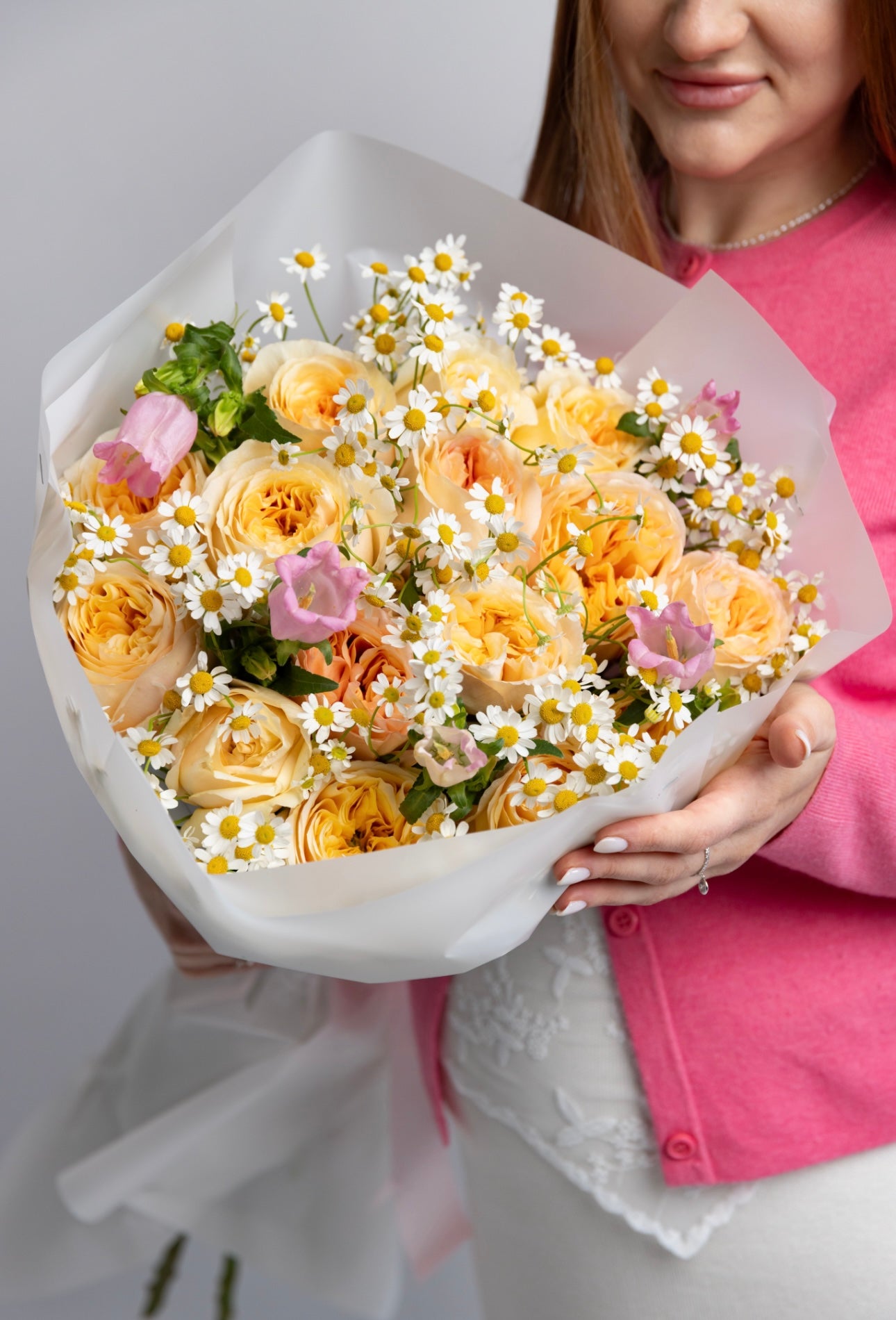 “Flower chime” bouquet ( cream garden roses, chamomiles, campanula )