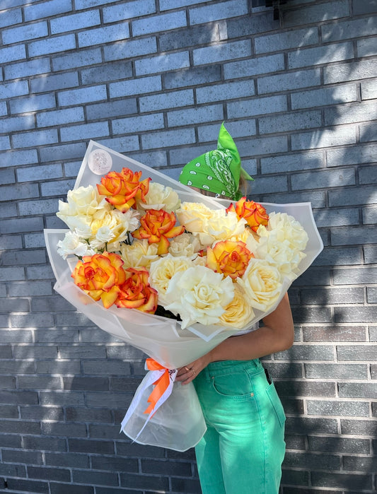 "Orange Garden" Bouquet ( French orange orange , cream roses , dianthuses)